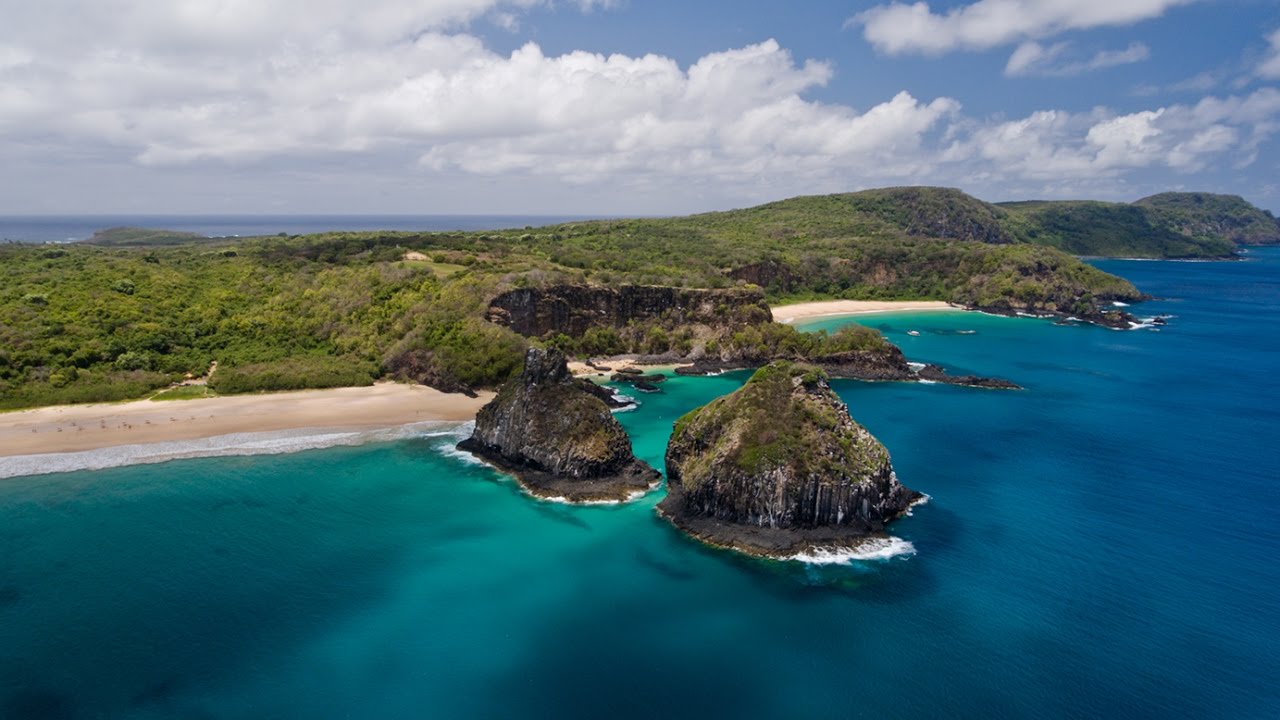 O mar e a costa de Fernando de Noronha vistos do alto